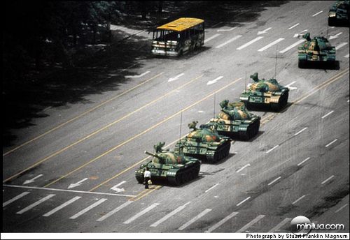 Um homem solitário enfrenta os tanques da praça da Paz Celestial